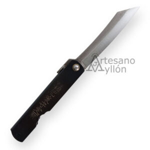 Navaja japonesa Nagao Higonokami abierta, con hoja de acero carbono SK y mango de acero acabado negro con grabados tradicionales.