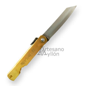 Navaja japonesa tradicional Nagao Higonokami abierta, con hoja de acero al carbono laminado Ao-Gami y mango de latón grabado con caracteres japoneses.