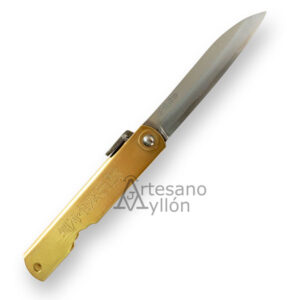 Navaja japonesa Nagao Higonokami abierta, con hoja lanceada estilo Sasaba en acero Shiro-Gami y mango de latón grabado con caracteres japoneses.