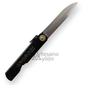 Navaja japonesa Nagao Higonokami abierta, con hoja en acero Shiro-Gami estilo Sasaba y mango de acero negro grabado con caracteres japoneses.