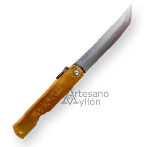Navaja japonesa Nagao Higonokami 76114 abierta, hoja tanto estilo Kengata en acero Shiro-Gami y mango de latón grabado con caracteres japoneses.