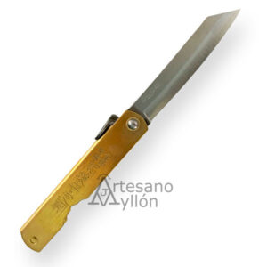 Navaja japonesa Nagao Higonokami 76116 abierta, con hoja de acero carbono Ao-Gami y mango de latón grabado con caracteres japoneses.