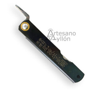 Navaja japonesa Nagao Higonokami 76117 cerrada, con mango de acero acabado negro y grabado tradicional.