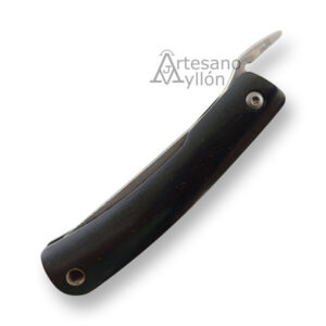 Navaja Yuki Damasco 71 Capas modelo 76204 cerrada, con mango ergonómico en madera de ébano y palanca de apertura visible.