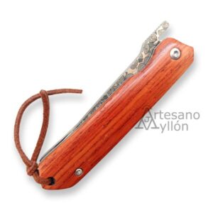 Navaja Yuki Damasco 71 Capas modelo 76218 cerrada, con mango de madera de palisandro en tono rojizo y hoja damasco parcialmente visible en la palanca.