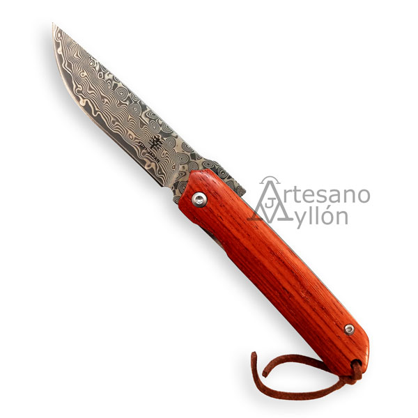 Navaja Yuki Damasco 71 Capas modelo 76218 abierta, con hoja de 7,5 cm en acero damasco y mango de madera de palisandro.