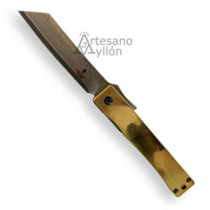 Navaja Yuki Higonokami 71 Capas 76130 abierta con hoja tanto de acero damasco y mango de latón pulido.