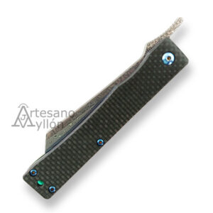 Navaja Yuki Higonokami 71 Capas cerrada con mango de fibra de carbono negra y detalles en tornillería azul.