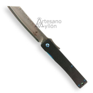 Navaja Yuki Higonokami 71 Capas abierta con hoja de acero damasco de 8 cm en diseño tanto y mango de fibra de carbono negra con tornillería azul.