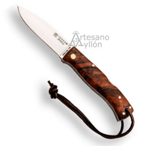 Navaja Joker Ártica NN-156 abierta con hoja satinada de 8 cm en acero 14C28N y mango de madera de nogal con cordón de cuero.