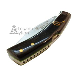 Navaja Joker Becada NF-153 completamente cerrada, mostrando el mango curvo de cuerno de búfalo con vetas oscuras, remaches dorados y un mosaico circular incrustado. Se ve parte de la hoja satinada plegada dentro del mango y el sistema de bloqueo Back Lock en la parte superior