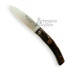 Navaja Joker Becada NF-153 completamente abierta, mostrando una hoja satinada Drop Point de acero inoxidable 14C28N de 8 cm. El mango de cuerno de búfalo presenta vetas oscuras y claras, un mosaico decorativo en el centro y remaches dorados visibles. La navaja tiene líneas curvas y un diseño tradicional artesanal.