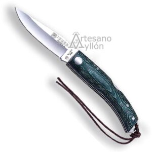 Navaja Joker Ibérica NV-138 abierta, con hoja satinada y mango de micarta verde con cordón de cuero.