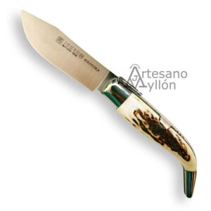 Navaja Joker Pastora NC-110 abierta sobre fondo blanco, con hoja ancha de acero pulido y mango curvado de asta de ciervo.