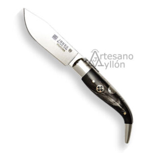 Navaja Joker Pastora NF-110 abierta sobre fondo blanco, con hoja ancha de acero pulido y mango de asta de búfalo negra con mosaico metálico incrustado.