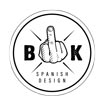 Logotipo circular en blanco y negro con una mano mostrando el dedo corazón entre las letras B y K, acompañado del texto “Spanish Design”.