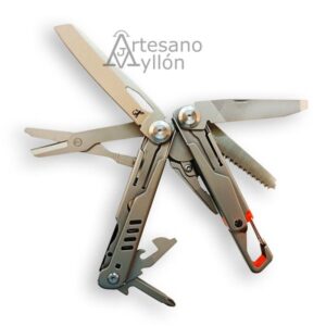 Multiherramienta Salamandra TEK 849522 con varias herramientas abiertas: navaja grande, tijeras, lima con textura, sierra dentada, destornillador y abrelatas. Todas las piezas están extendidas hacia diferentes direcciones, mostrando su versatilidad. El cuerpo es metálico, con acabados texturizados y detalles naranjas.