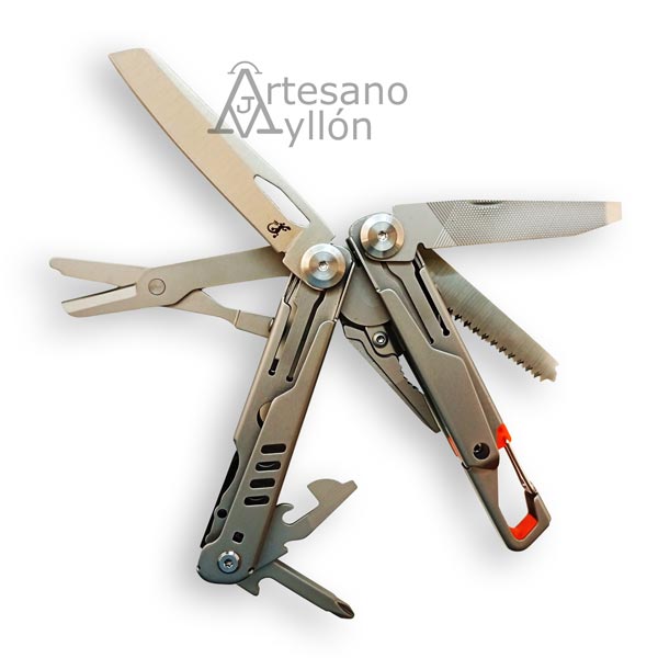 Multiherramienta Salamandra TEK 849522 con varias herramientas abiertas: navaja grande, tijeras, lima con textura, sierra dentada, destornillador y abrelatas. Todas las piezas están extendidas hacia diferentes direcciones, mostrando su versatilidad. El cuerpo es metálico, con acabados texturizados y detalles naranjas.