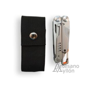 Multiherramienta Salamandra TEK 849522 cerrada, de color metálico, colocada junto a su funda negra de cordura con cierre de botón a presión. La herramienta permanece compacta y sólida, mientras la funda ofrece protección resistente al desgaste.