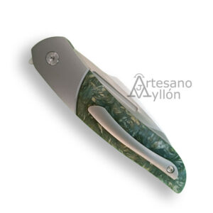Navaja Bastards Alcyon cerrada con mango de titanio y carbono marmolado.