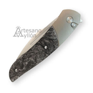 Navaja Bastards Alcyon cerrada mostrando el mango de FatCarbon Marbled Black.