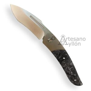 Navaja Bastards Alcyon abierta con hoja satinada y mango de titanio y FatCarbon negro marmolado.