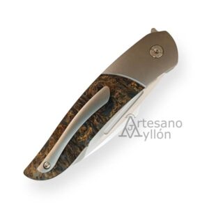 Parte trasera de la Bastards Alcyon Marbled Gold cerrada con clip metálico curvado.