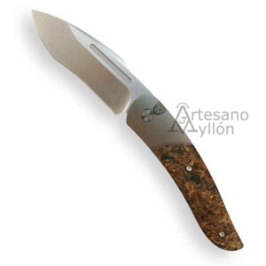 Navaja Bastards Alcyon Marbled Gold abierta con hoja M390 satinada y mango de titanio con carbono dorado.