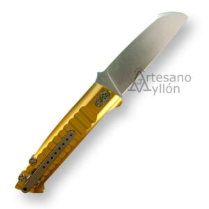 Vista trasera de la navaja Bastards Arronax Brass abierta con clip basculante.