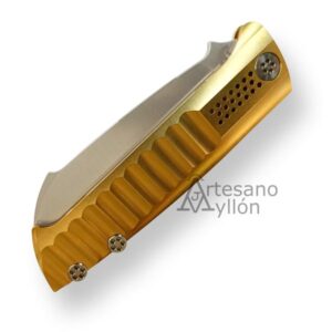 Navaja Bastards Arronax Brass cerrada mostrando el mango de latón steampunk.