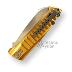 Navaja Bastards Arronax Brass cerrada con clip trasero móvil.