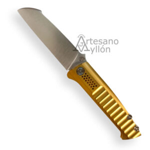 Navaja Bastards Arronax Brass abierta con hoja sheepsfoot satinado y mango de latón.