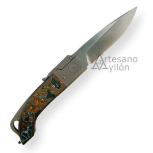 Navaja Bastards Salamandra abierta con hoja CPM 3V y mango de titanio con carbono camuflaje Gulf Camo.