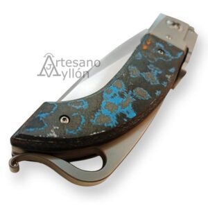 Navaja Bastards Salamandra cerrada mostrando el mango de titanio con carbono Gulf Camo azul y clip trasero.