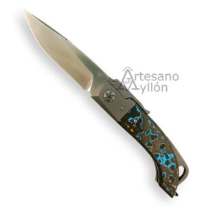Navaja Bastards Salamandra abierta con hoja satinada y mango de titanio con carbono Gulf Camo en tonos azul y cobre.