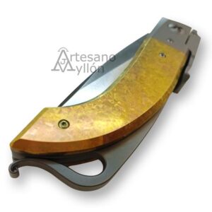 Navaja Bastards Salamandra cerrada con mango de titanio cristalizado dorado y clip incorporado.