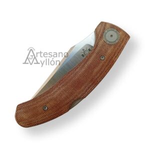 Navaja Bastards Vega cerrada mostrando mango de micarta marrón y collarín de titanio