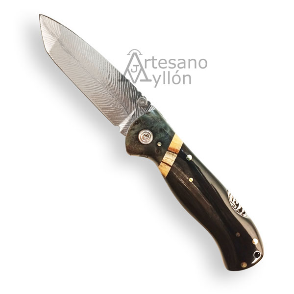 Navaja Miguel Nieto ART4 abierta, con hoja grabada a mano en acero Böhler N695CO y mango de búfalo con virola de chopo y madera estabilizada. Se observa el lanyard de cuero y los detalles artesanales del acabado.