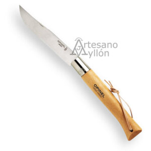 Navaja Opinel Inox número 13 abierta, hoja larga de acero inoxidable Sandvik 12C27 con acabado satinado y forma yatagán, mango grande de madera de haya barnizada con cordón de cuero, anillo de seguridad Virobloc metálico, fondo blanco