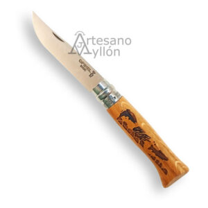 Navaja Opinel Inox número 8 abierta, hoja de acero inoxidable Sandvik 12C27 con acabado satinado y punta Yatagán, mango de madera de roble con grabado láser de peces de la serie Animalia, anillo de seguridad Virobloc metálico, fondo blanco