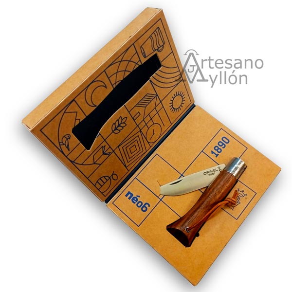 Navaja Opinel NEO6 Opiflex Nogal Negro presentada en su caja original de cartón con ilustraciones, con la navaja abierta en el interior