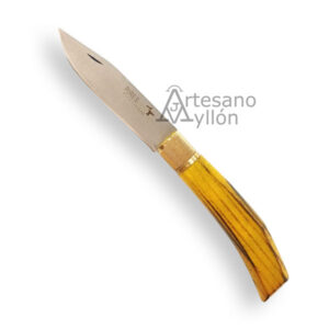 Navaja Pires Agricultor abierta, mostrando una hoja de acero inoxidable de 8 cm con ranura de apertura. El mango es de madera de fresno teñida en amarillo, con vetas oscuras visibles y una virola de latón dorado con acabado estriado. La navaja está inclinada hacia la derecha y se aprecia el filo liso y el diseño estilizado propio del modelo Agricultor.