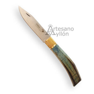 Navaja Pires Agricultor de 8 cm abierta, con hoja de acero inoxidable y mango de madera de fresno teñido en azul, junto a virola de latón.