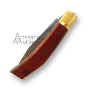 Navaja Pires Agricultor de 8 cm cerrada, con mango de madera de fresno en color marrón y virola de latón, mostrando el diseño curvado típico y la hoja parcialmente visible.