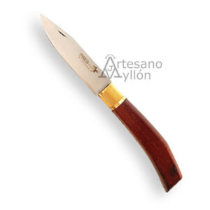 Navaja Pires Agricultor de 8 cm con la hoja abierta, hoja de acero inoxidable y mango de madera de fresno teñida en marrón, con virola de latón y diseño tradicional de agricultor.