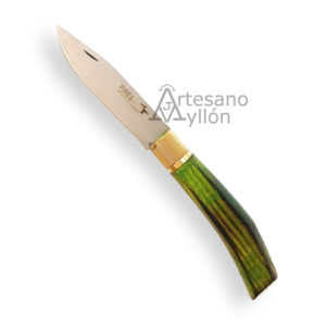 Navaja Pires Agricultor de 8 cm abierta, con hoja de acero inoxidable y mango de madera de fresno teñida en color verde con vetas oscuras, acompañada de una virola de latón.