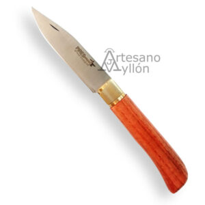 Navaja Pires Agricultor abierta, con hoja de acero inoxidable de 8,6 cm y mango de madera de fresno teñido en rojo, acompañada de virola de latón y sistema virobloc.