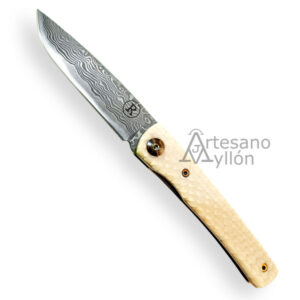 Navaja Salamandra Martina blanca serie limitada abierta, hoja de acero San Mai con patrón damasco visible, mango de Juma blanco con textura escamada, tornillería dorada y grabado con la letra R en la hoja, fondo blanco