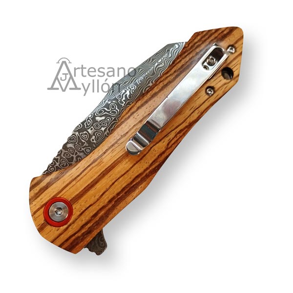 Navaja cerrada con mango de zebrano y clip metálico.