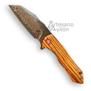 Navaja abierta con hoja damasco y mango de madera de zebrano.